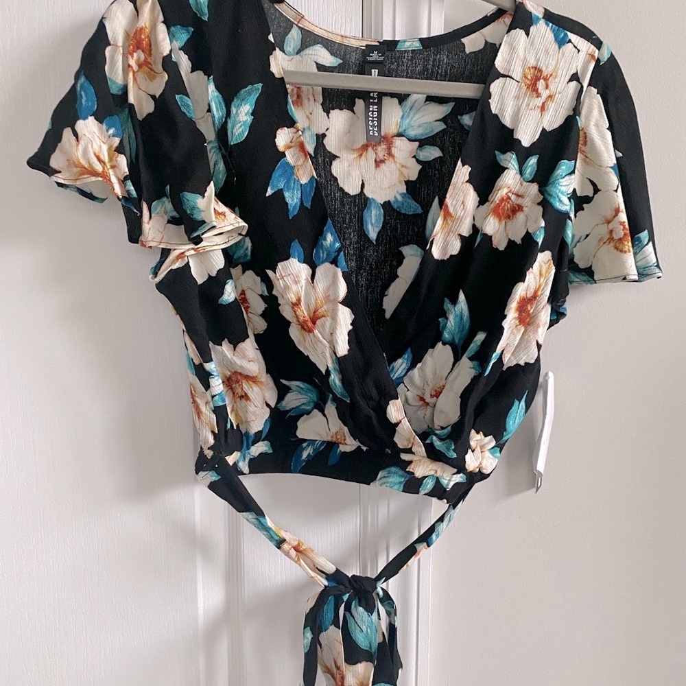 NWT! Floral Tie Flowy Crop Top